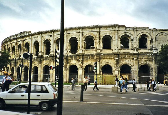 Nîmes : arènes.