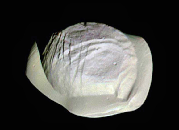 Le satellite de Saturne Pan.