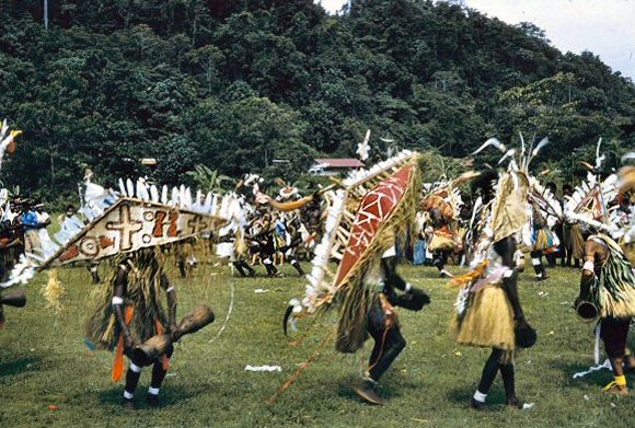 Nouvelle-Guinée :une fête papoue.