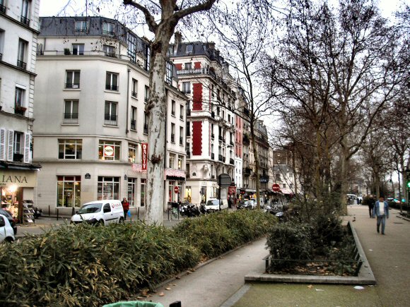 Paris : le boulevard de Rochechouart.