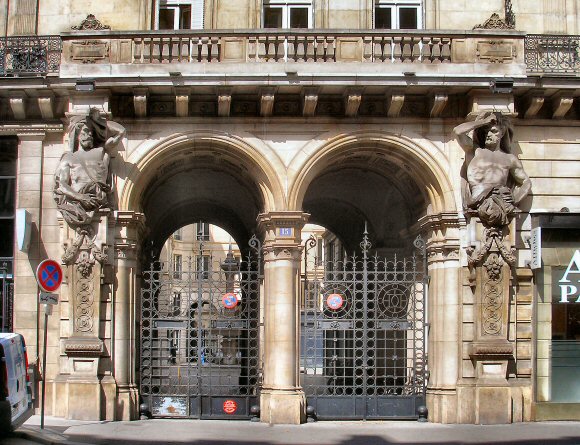 Paris : entre de la Cour des Fermes, rue du Louvre.