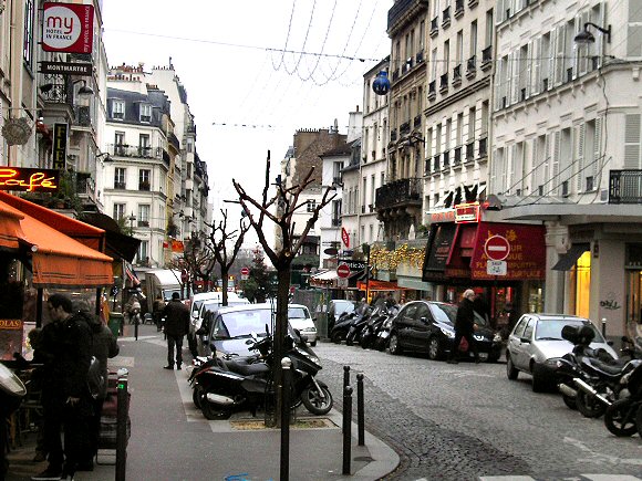 Paris : la rue des Abbesses.