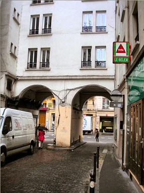 Paris : Rue de Budapest (arcades).