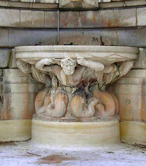 Paris : une vasque de la fontaine des dieux marins, dans le square Louise-Michel.