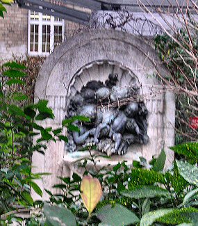Paris : la fontaine des Innocents du square Louise-Michel.