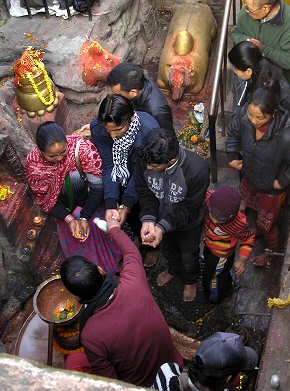 Katmandou : lieu de dévotion à Pashupatinath.