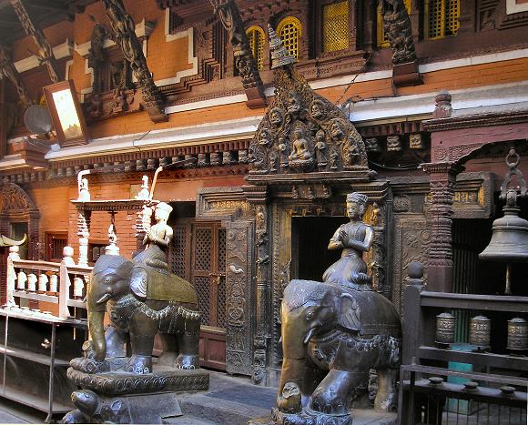 Patan : intérieur du Temple d'or.