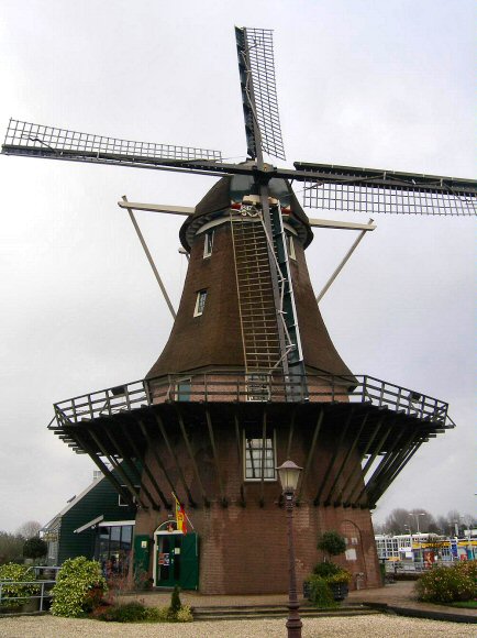 Pays-Bas : un moulin.