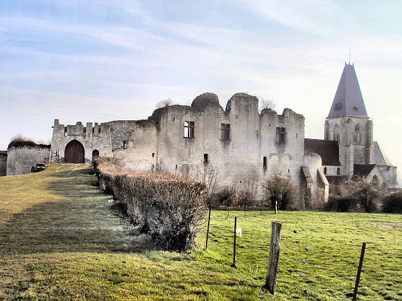 Château et église de Picquigny.
