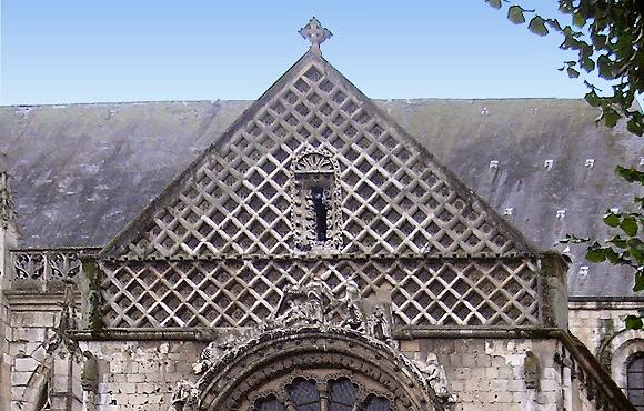 Pignon de l'église Saint-Etienne, à Beauvais.