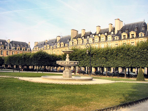 Place des Vosges, à Paris (4e arrondissement).