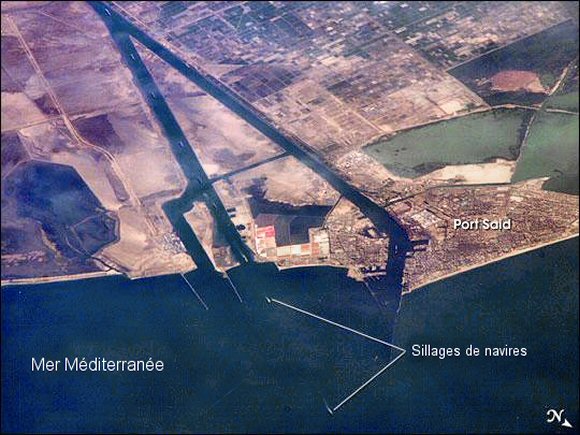 Débouché du canal de Suez à Port Saïd.
