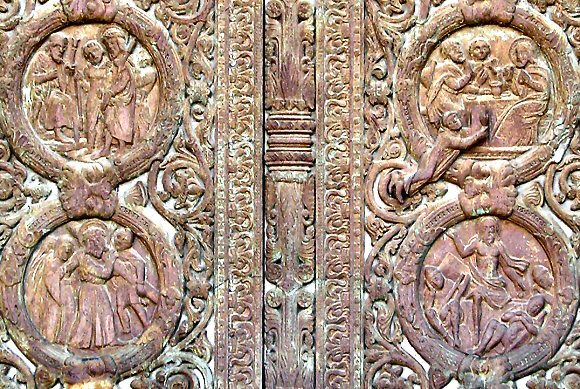 Basilique de Saint-Denis : détails des bas-reliefs de la porte centrale.
