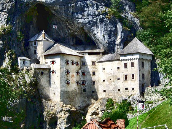 Slovénie : le château de Predjama.