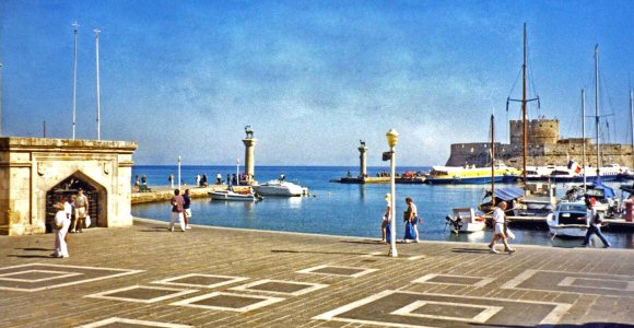 Rhodes : le port de Mandraki.