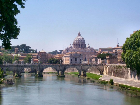 Rome : le Tibre et la cité du Vatican.