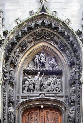Rouen : tympan du portail de l'église Saint-Patrice.