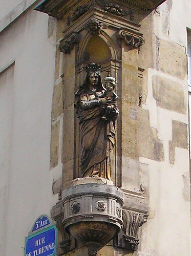 Vierge  l'enfant, statue de la rue de Turenne,  Paris.