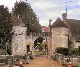 Saint-Jean-aux-Bois : la porte fortifiée.