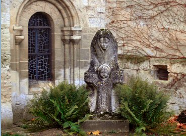 Saint-Jean-aux-Bois : statue de la Vierge et l'Enfant.
