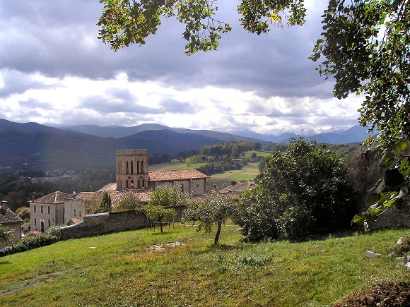 Ariège : Saint-Lizier et les Pyrénées.