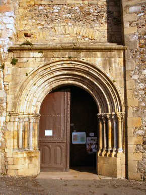 Eglise de Saint-Martory : portail roman.