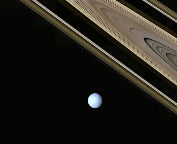 Saturne : anneaux et Tethys.