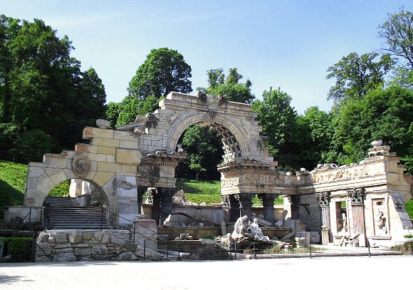 Fausse ruine romaine des jardins du château de Schoenbrunn.