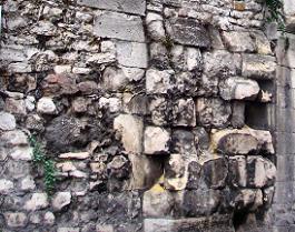 Senlis : détail du rempart gallo-romain.