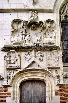 Songeons : ornementations de la porte de la chapelle des Sainte Hosties.
