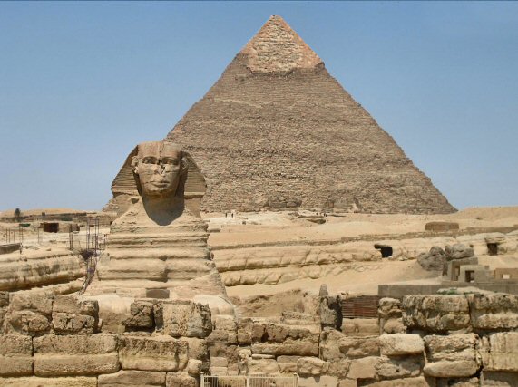 Gizeh : le Sphinx et la Pyramide de Kephren.