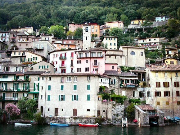 Soisse : maisons au bord du lac de Lugano.