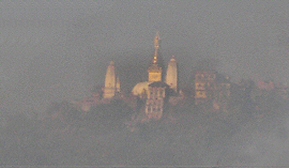 Swayambunath dans la brume du matin.