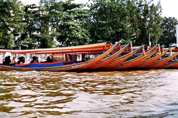 Thaïlande : Embarcations sur l'un des canaux de Bangkok.