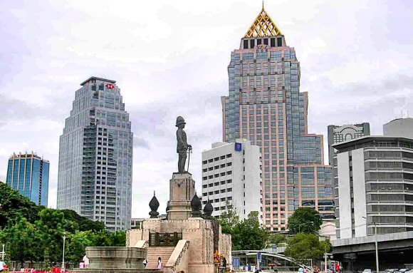 Thaïlande : la statue du roi Rama IV, à Bangkok.