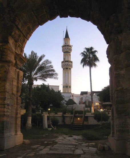 Libye : un minaret vu depuis l'arc de Marc-Aurèle, à Tripoli.