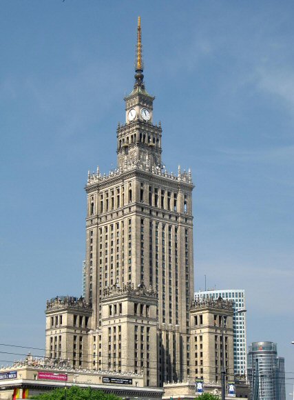 Varsovie : le palais de la culture et de la science.