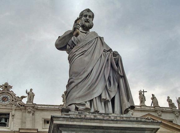 Statue de Saint-Pierre, au Vatican.