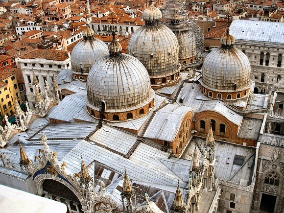 Venise : dômes de la basilique Saint Marc.