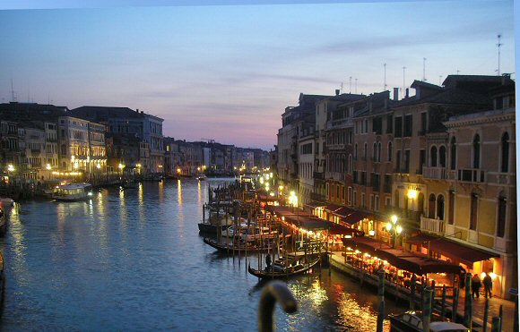 Venise : le Grand canal de nuit.