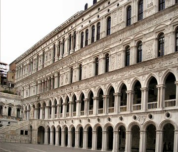 Venise : la grande fentre du palais des Doges, cot Ouest.