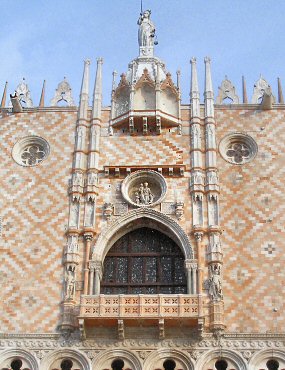 Venise : la grande fentre du palais des Doges, cot Sud.