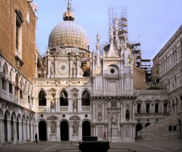 Venise : faade de l'Horloge du palais des Doges.