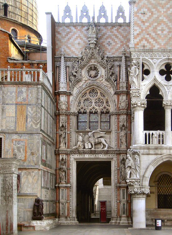 Venise : porte de la Charte (palais des Doges).