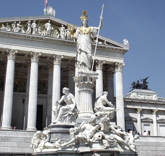 Vienne : statue d'Athéna devant le Parlement autrichien.