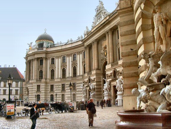 Vienne : une entére du palais impérial (Hofburg).