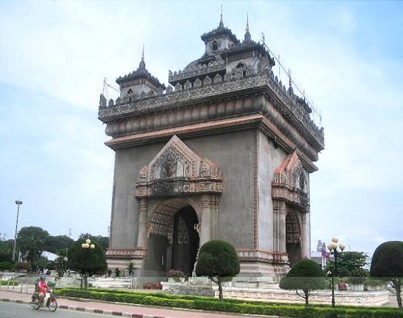 Laos : Patouxai, la porte de la Victoire à Vientiane.