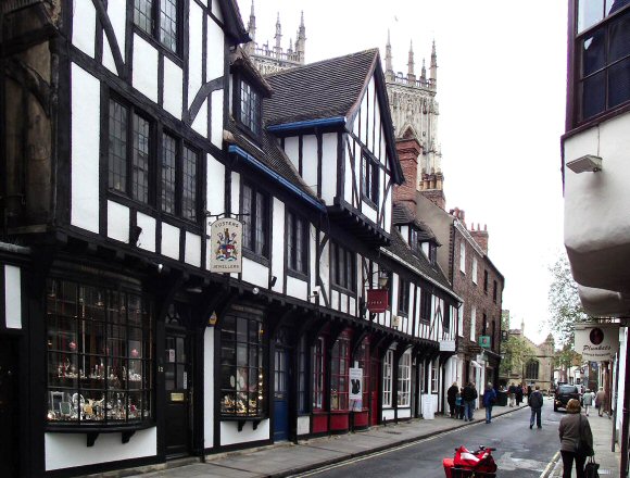 York : une rue bordée de maisons à colombages.
