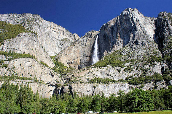 Sierra Nevada : cascade dans le parc national de Yosemite (Californie).