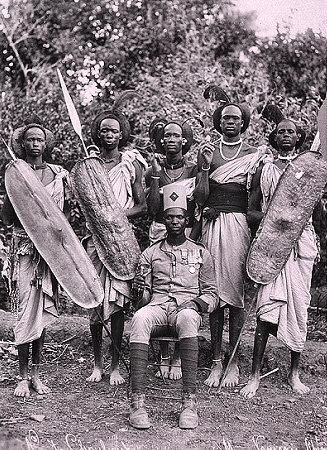 Guerriers du Soudan arms de boucliers.